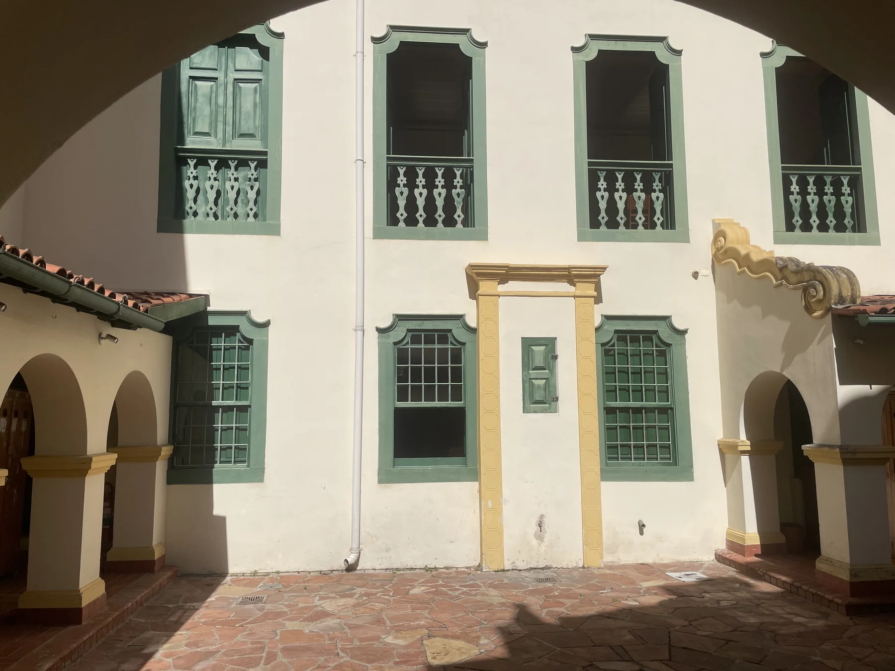 Claustro com arcadas e piso histórico