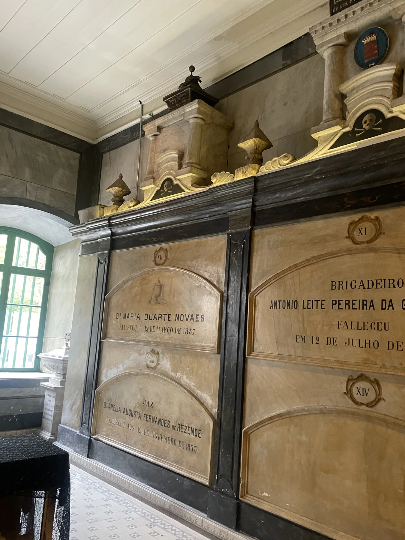 Interior do mausoléu histórico com monumentos funerários