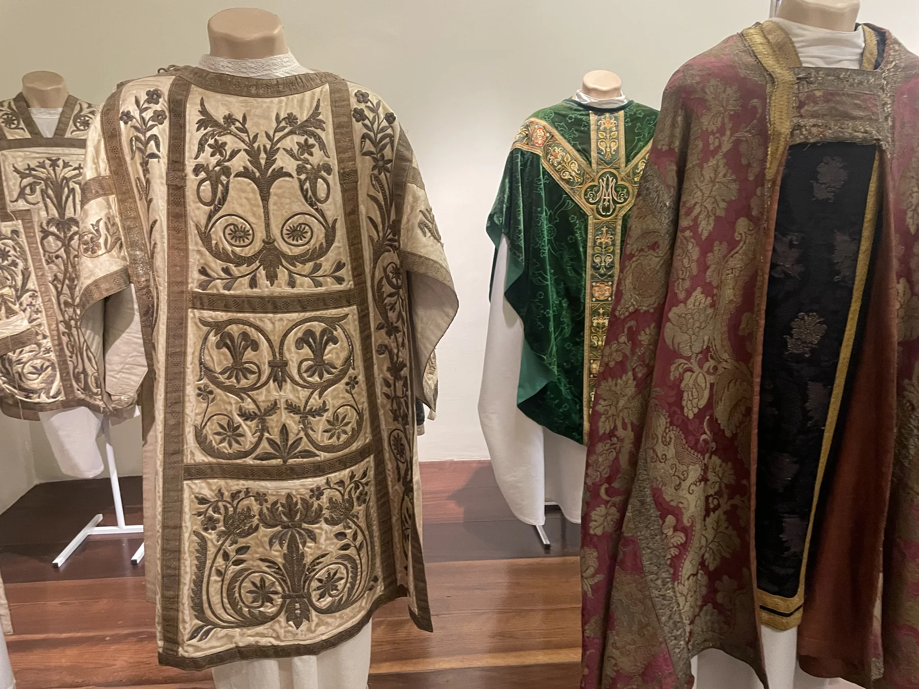 Acervo de paramentos históricos exposto no museu